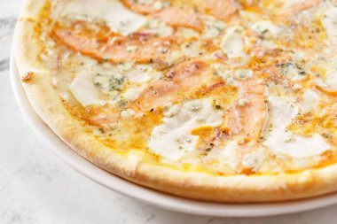 Lezzetli pizza somon ile