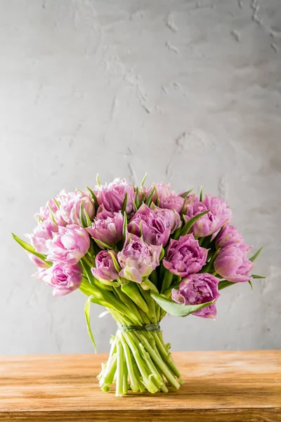 Bir buket pembe lale.