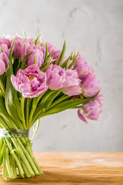 Bir buket pembe lale.