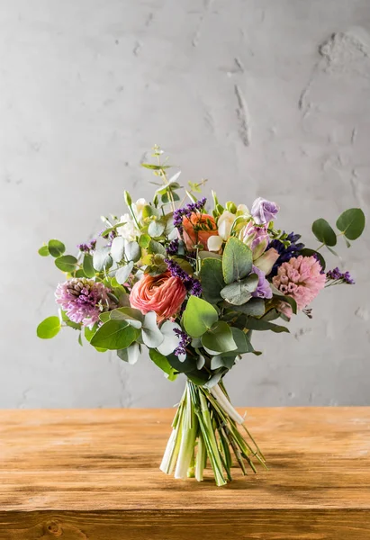 Schöner Strauß mit verschiedenen Blumen — Stockfoto