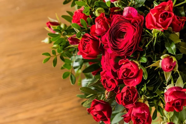 Hermoso ramo con diferentes flores — Foto de Stock