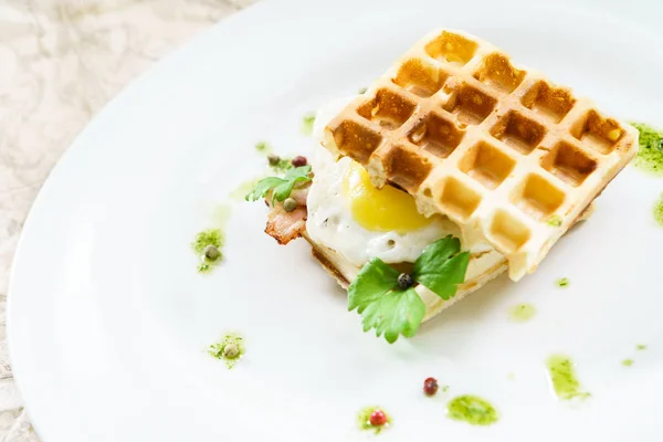 Desayuno con huevo y gofres — Foto de Stock