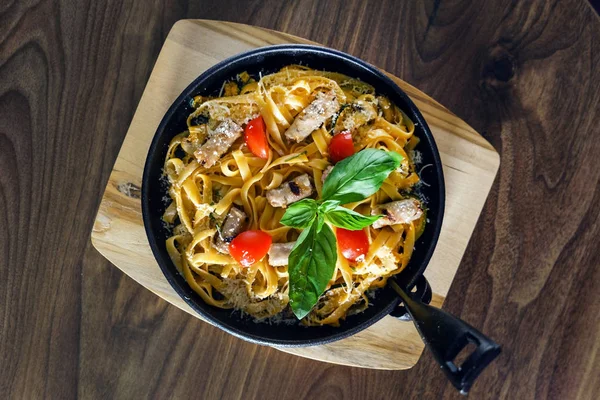 Pasta med korv på trä bakgrund — Stockfoto