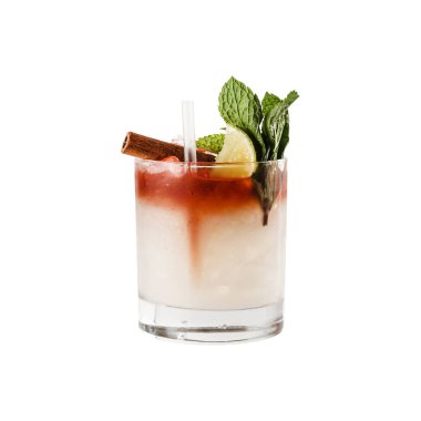 Beyaz arka planda kokteyl