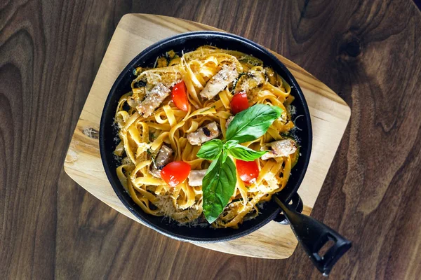 Pasta mit Würstchen auf hölzernem Hintergrund — Stockfoto