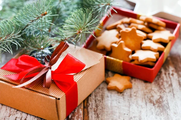 Kerstcadeau met rood lint — Stockfoto