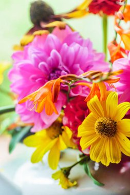 farklı çiçekler ile güzel buket