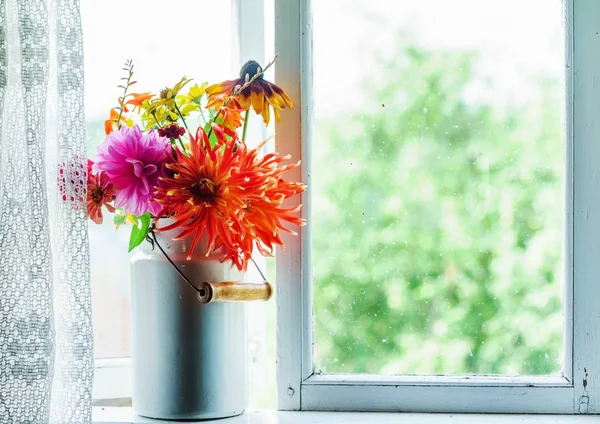 Schöner Strauß mit verschiedenen Blumen — Stockfoto