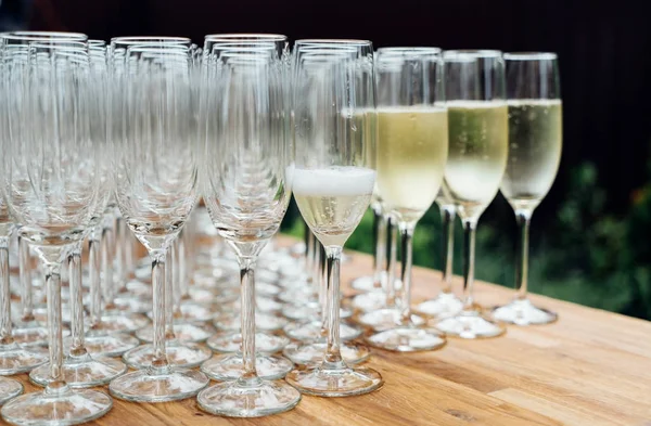 Rader av glas champagne — Stockfoto