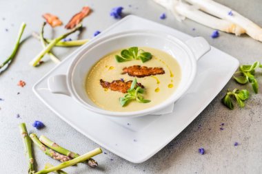 kremalı kuşkonmaz çorbası