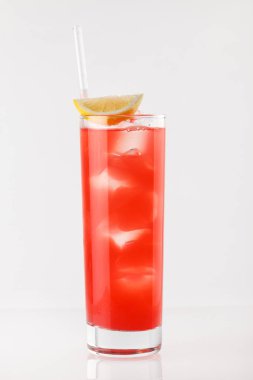 Beyaz arka planda kokteyl