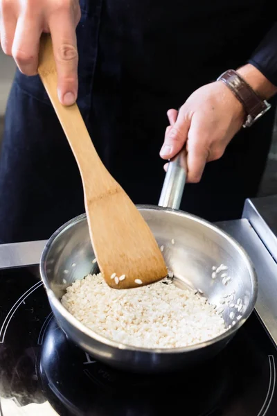 Chef fazendo risotto — Fotografia de Stock