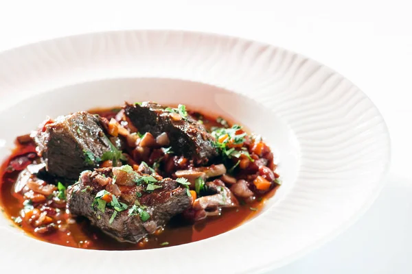 Leckeres Rindfleisch mit Gemüse — Stockfoto