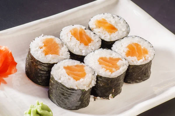 Sushi fresco e gustoso — Foto Stock