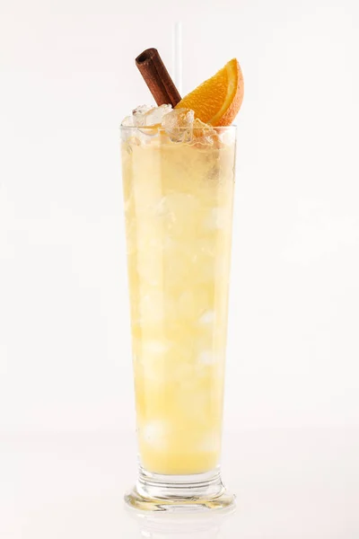 Cocktail på den vita bakgrunden — Stockfoto