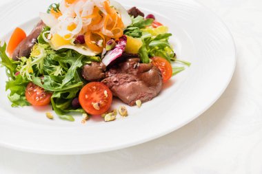 et ve sebzeli salata 