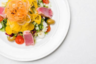 ton balığı ile lezzetli salata