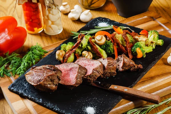 Carne a la parrilla en rodajas — Foto de Stock