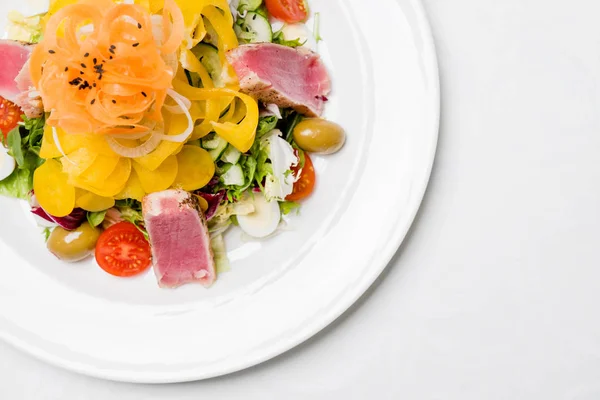 Köstlicher Salat mit Thunfisch — Stockfoto