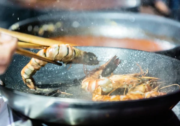 Chef en el trabajo en la cocina — Foto de Stock