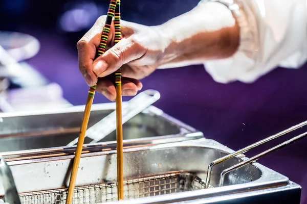 Chef al lavoro in cucina — Foto Stock