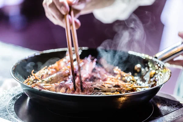 Chef-kok aan het werk in de keuken — Stockfoto