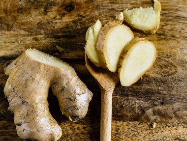 Taze dilimlenmiş zencefil