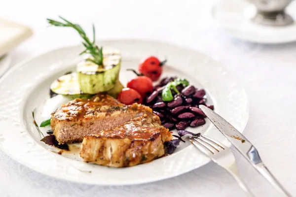 Steak mit gegrilltem Gemüse — Stockfoto