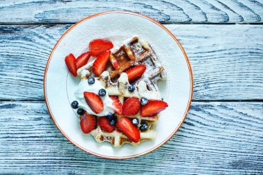 Waffle taze çilek ile 