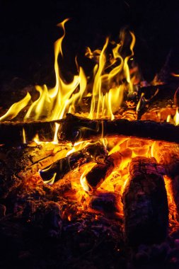gece parlak ateşte