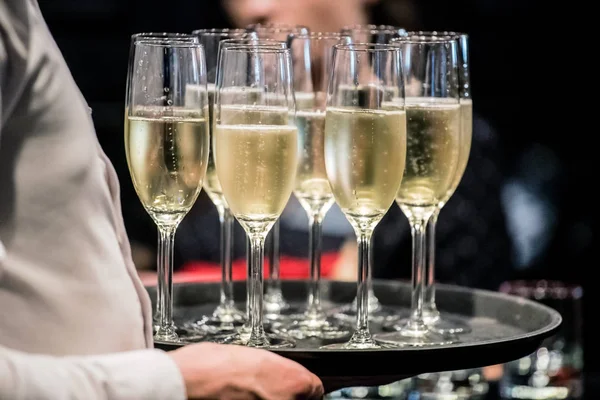 Číšník hospodářství šampaňské — Stock fotografie