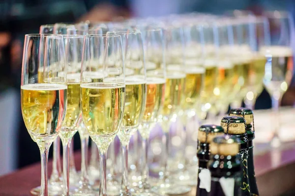 Uroczysty kieliszki do szampana — Zdjęcie stockowe