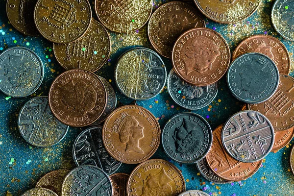 Различные английские монеты — стоковое фото