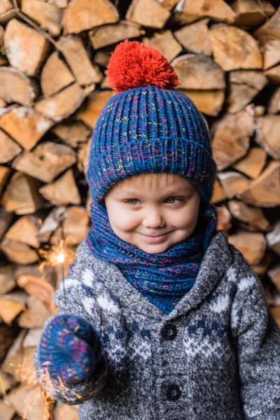 Çocuk holding maytap — Stok fotoğraf
