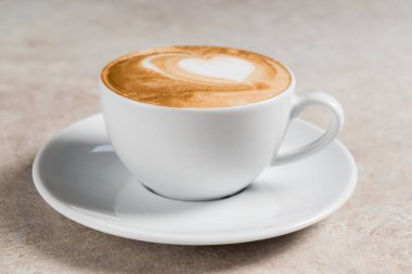 Köpüklü bir fincan kapuçino. 