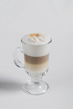 Köpüklü bir fincan kapuçino. 