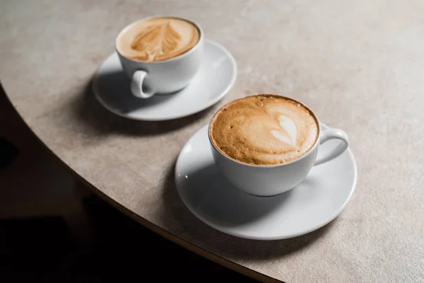 Cangkir cappuccino dengan busa — Stok Foto