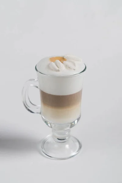 Xícara de Cappuccino com espuma — Fotografia de Stock