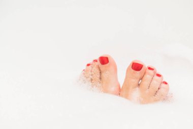 Ayakları kırmızı tırnaklar 