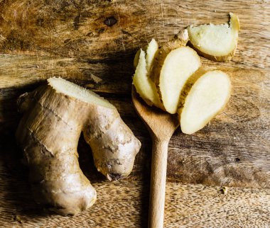 Taze dilimlenmiş zencefil