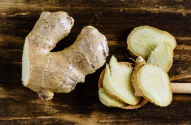 Taze dilimlenmiş zencefil