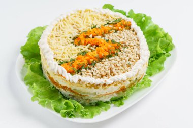 Beyaz tabakta salata.