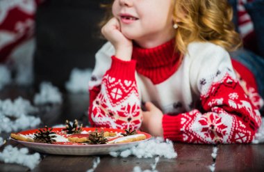 küçük kız Noel kurabiyeleri