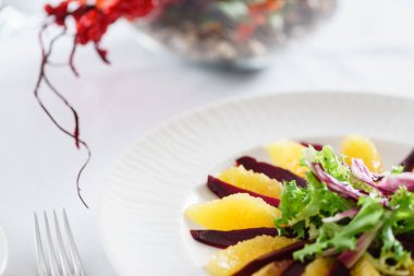 Renkli pancar ve portakal salatası