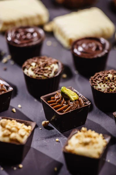 Различные шоколадные конфеты — стоковое фото