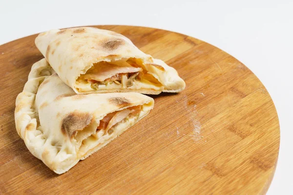 Calzone pizza ombord — Stockfoto