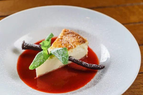 Tarta de queso con salsa de bayas —  Fotos de Stock