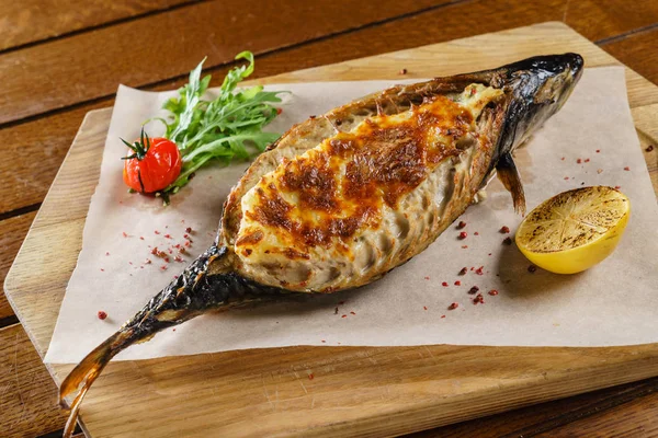 Delicioso pescado a la parrilla — Foto de Stock