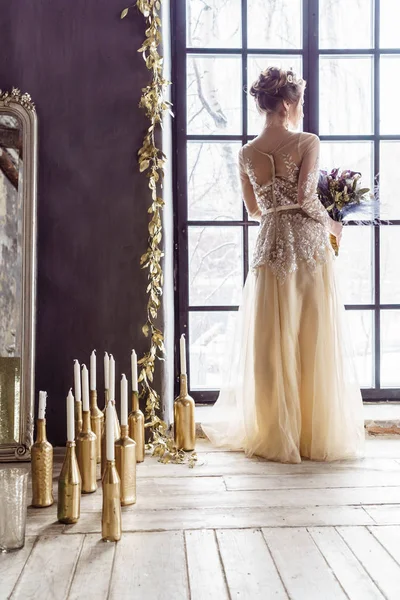 Majestuosa novia en vestido de lujo — Foto de Stock