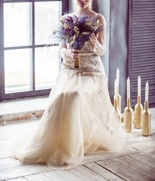 Велична наречена в розкішній сукні — стокове фото
